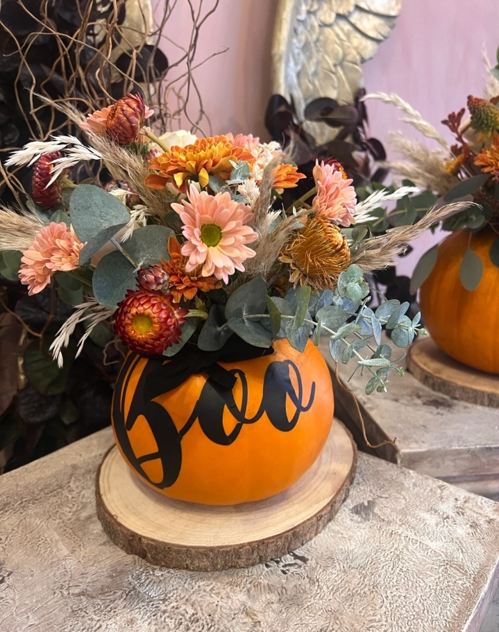 Halloween! Fresh Pumpkins and fresh florals! Yes please!