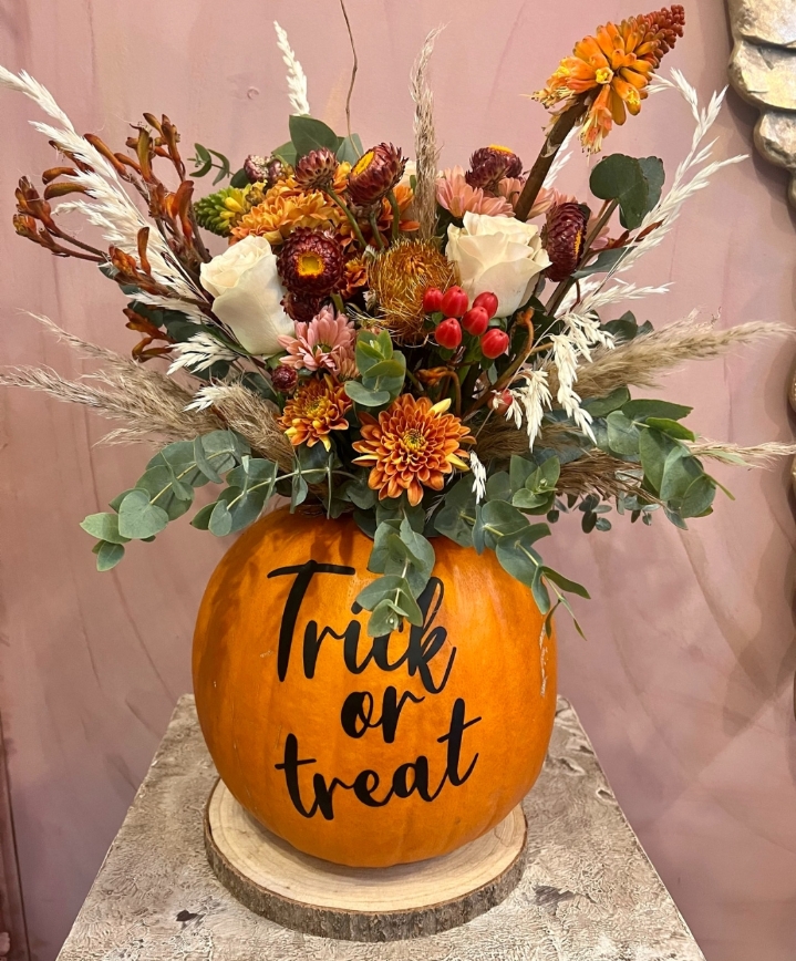 Halloween! Fresh Pumpkins and fresh florals! Yes please!