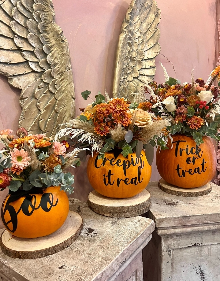 Halloween! Fresh Pumpkins and fresh florals! Yes please!